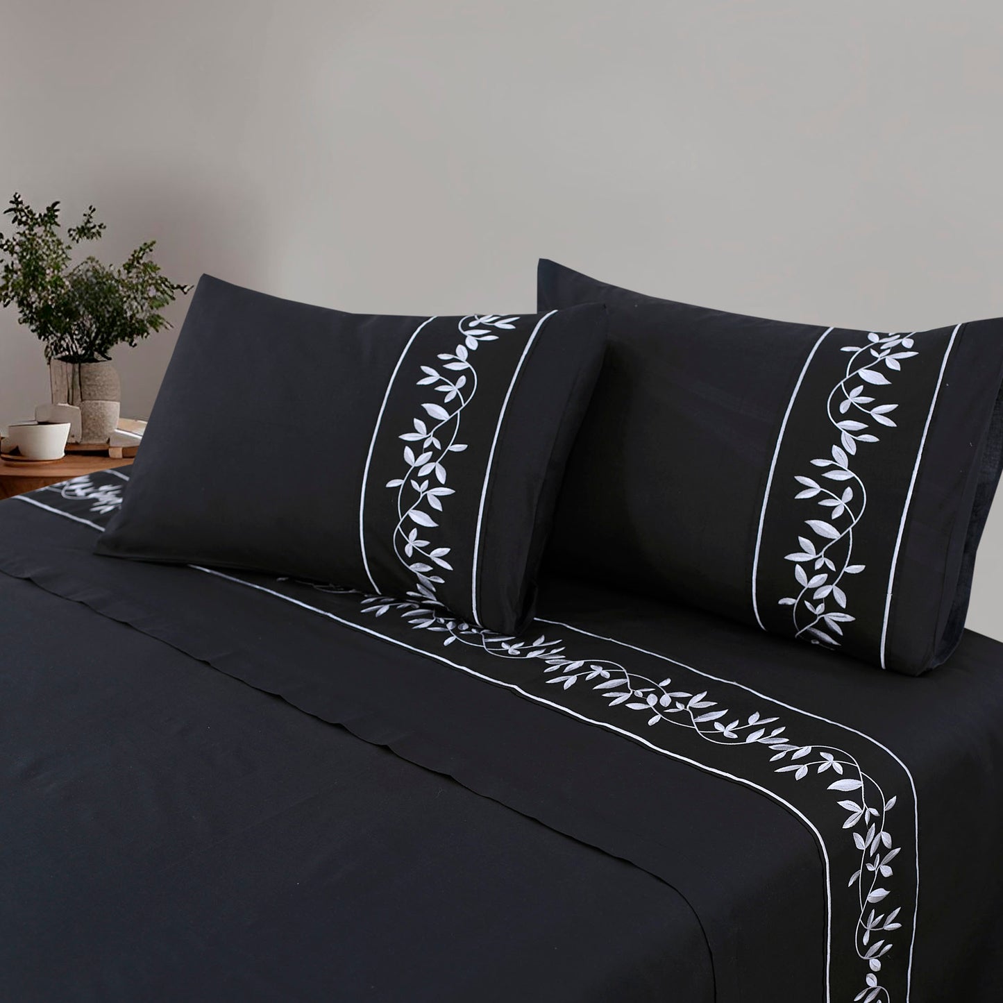 Siyah Qasida - Embroidered Bedding Set